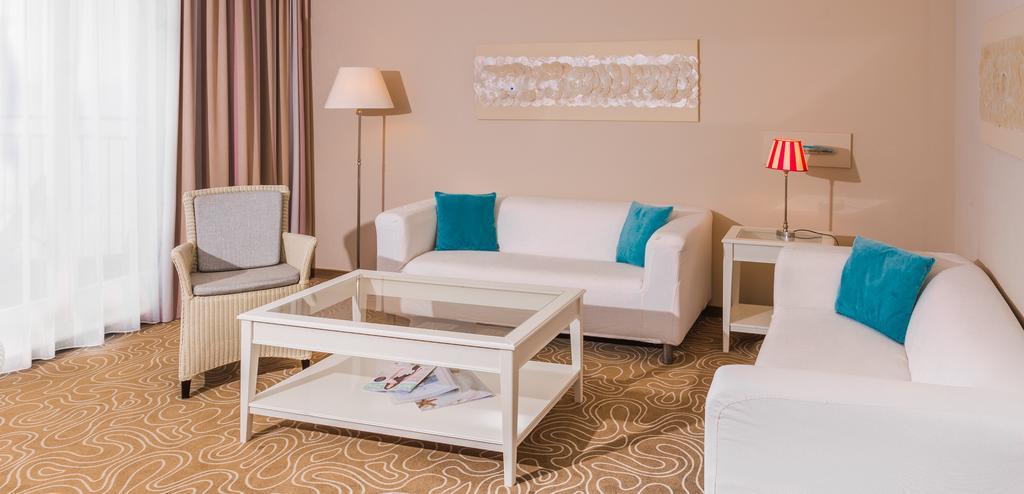 Mein Strandhaus - Hotel, Restaurant & Schwimmbad Тиммендорфер-Штранд Экстерьер фото
